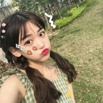 她的微笑像颗糖